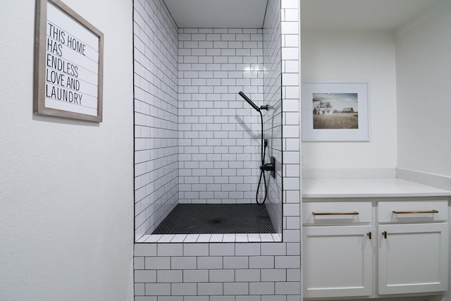 bathroom featuring tiled shower