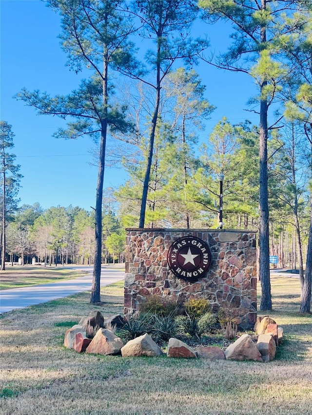 community / neighborhood sign with a lawn