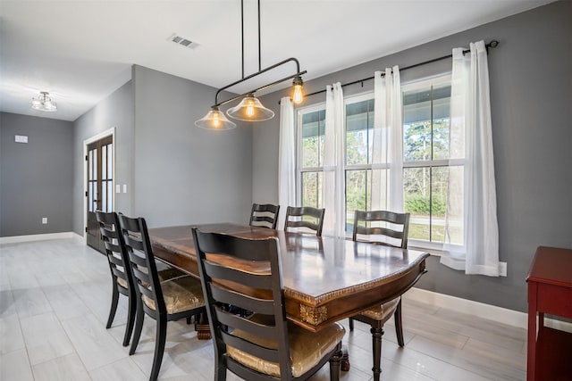 dining space with visible vents and baseboards