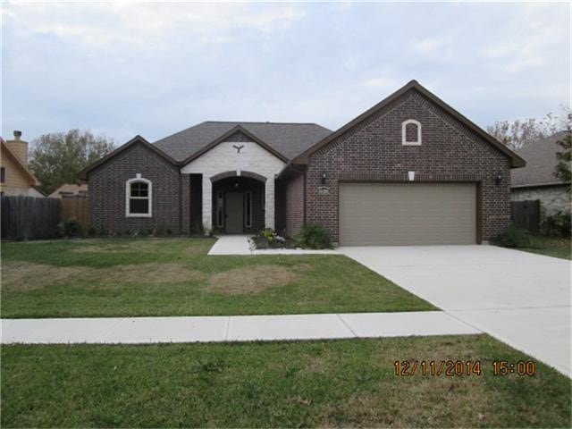 view of front facade with a garage and a front yard