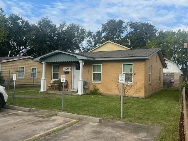 view of front of property featuring a front lawn