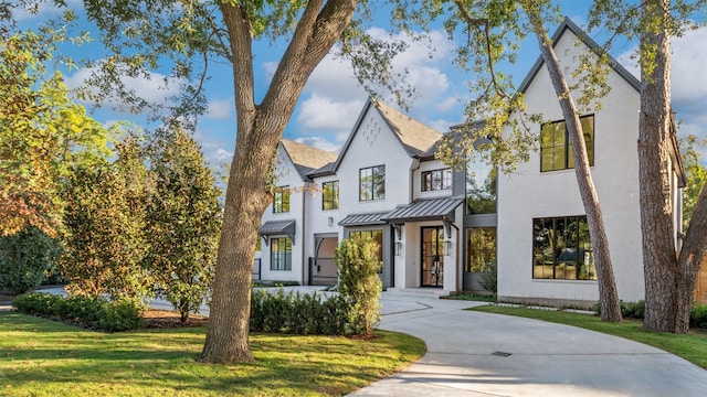 view of front of house featuring a front yard