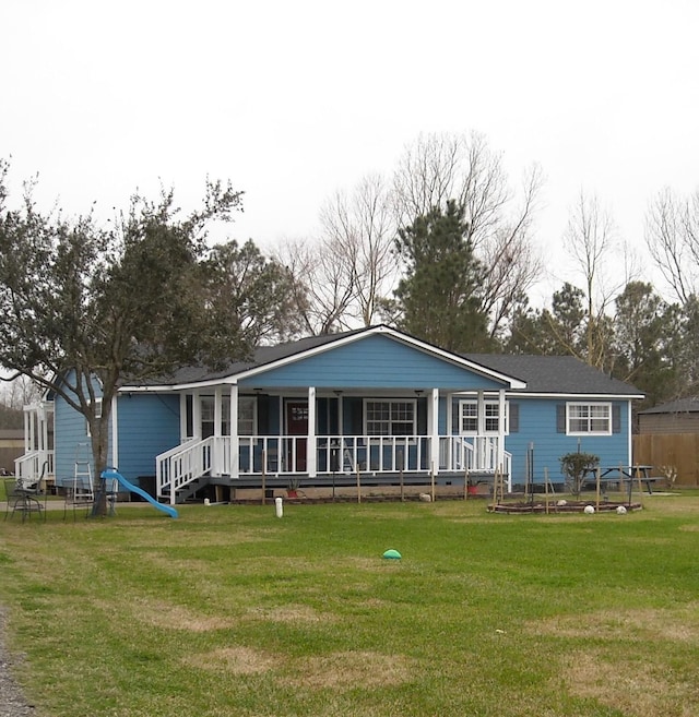 view of front of house featuring a front yard