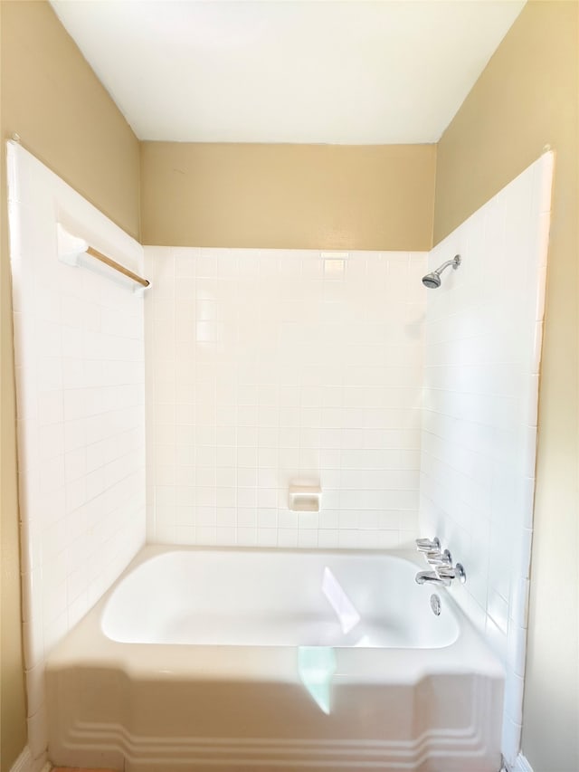 bathroom with tiled shower / bath