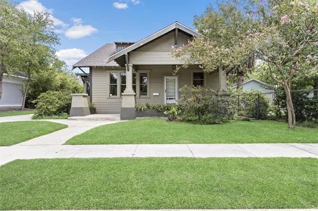 view of front facade with a front yard