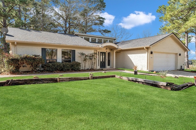 view of front of home featuring a front lawn and a garage