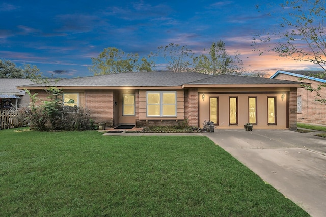 view of front of house featuring a lawn