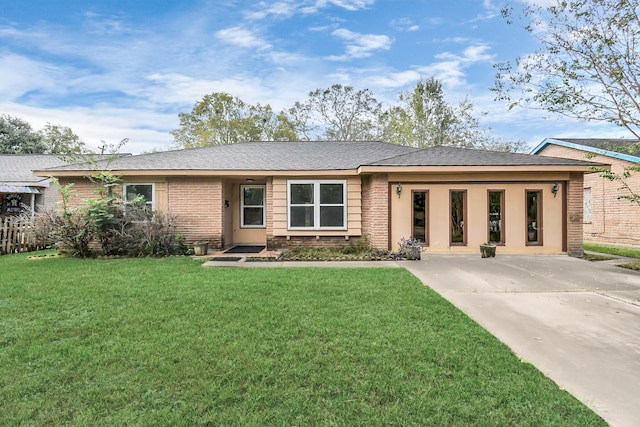 single story home with a front yard