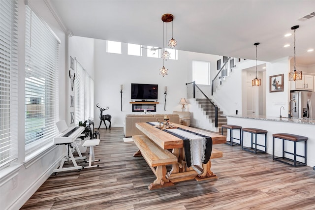 living room featuring a notable chandelier, crown molding, and hardwood / wood-style floors