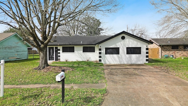 view of front of home featuring a front lawn