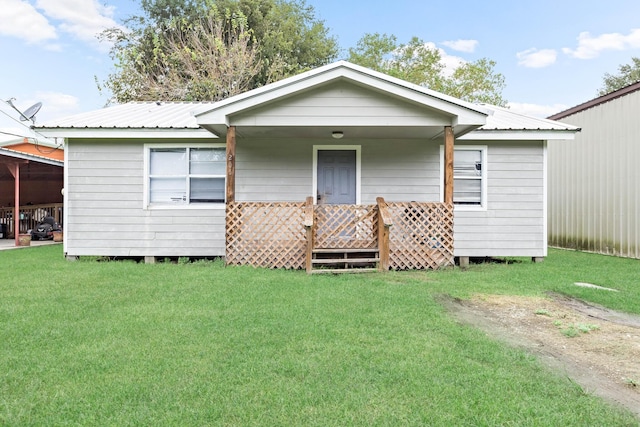 back of house featuring a lawn