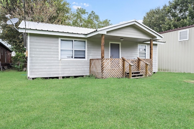 view of front facade featuring a front lawn