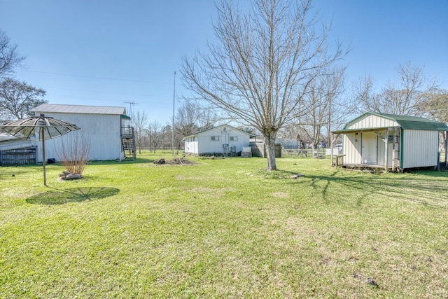 view of yard featuring a storage shed