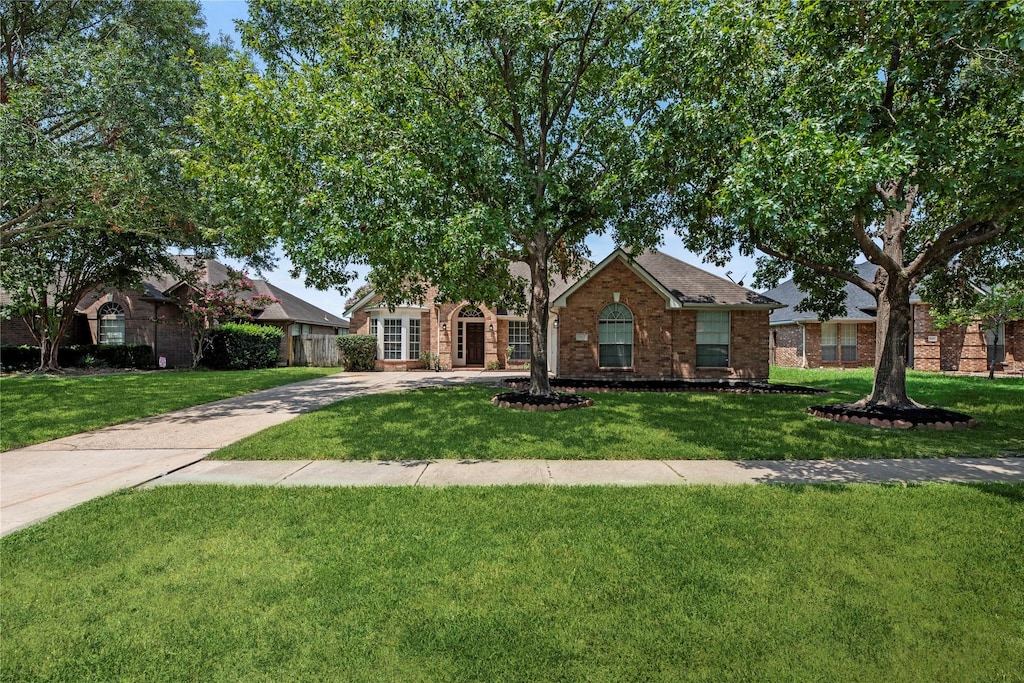 ranch-style house featuring a front yard