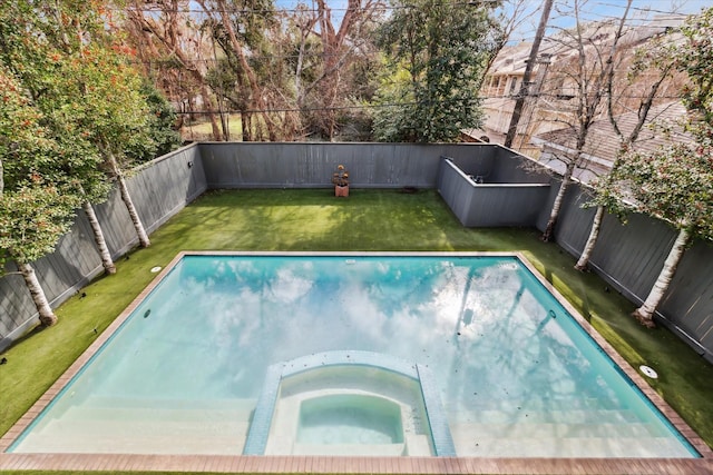 view of pool featuring a jacuzzi and a yard