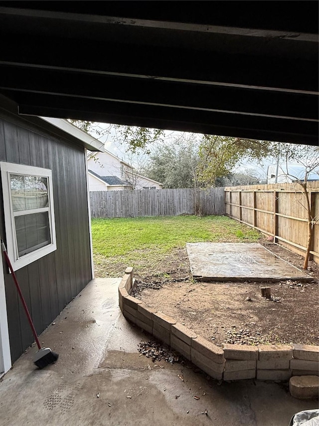 view of yard featuring a patio area