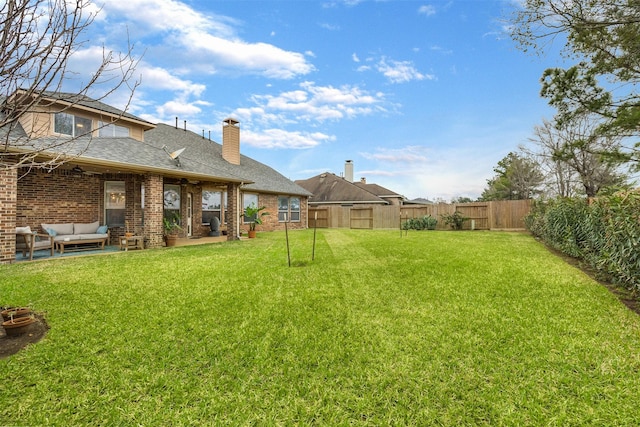 view of yard featuring an outdoor hangout area