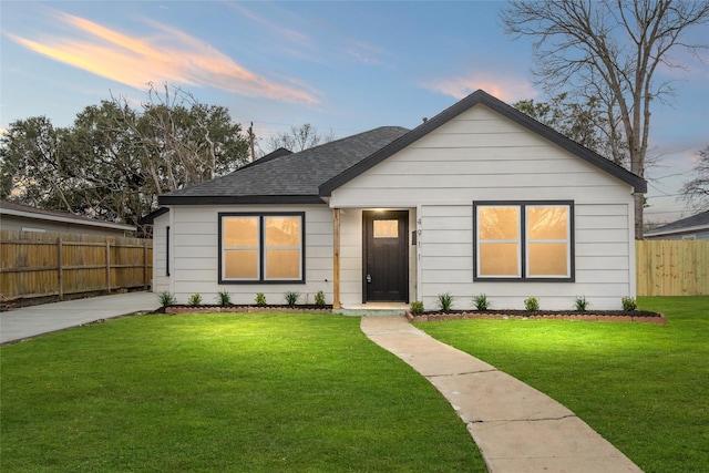 view of front of house featuring a yard