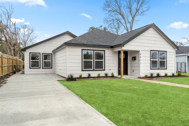 view of front of home with a front lawn