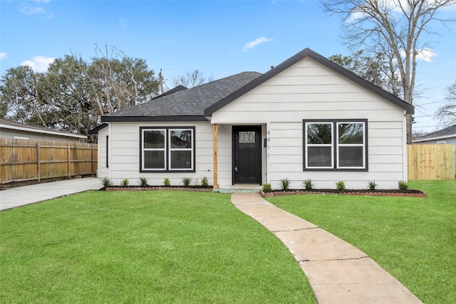 bungalow featuring a front yard