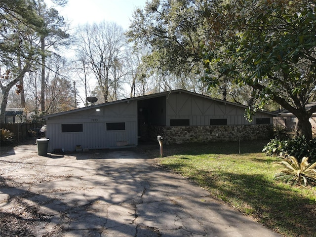 view of front of house with a front yard