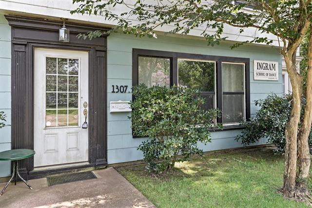 property entrance featuring a lawn