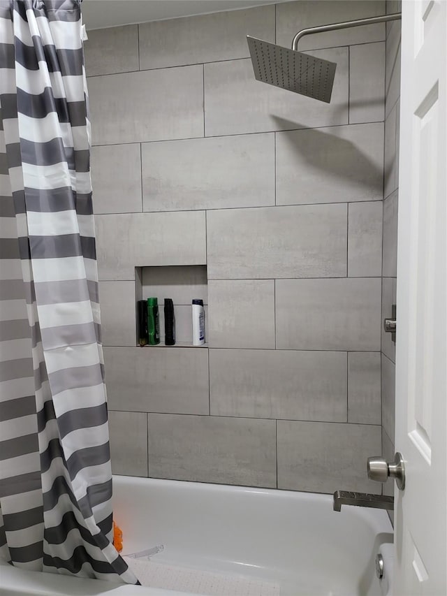 bathroom with shower / tub combo