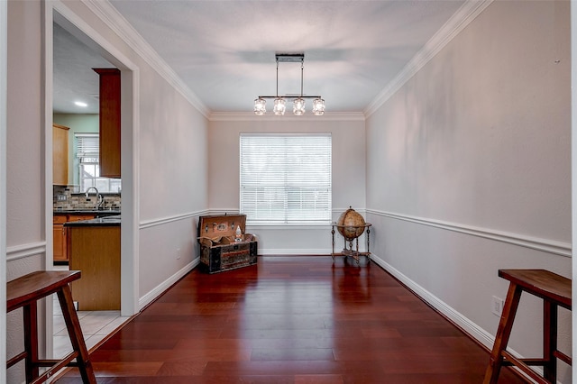 living area featuring sink, crown molding, dark hardwood / wood-style floors, and a wealth of natural light