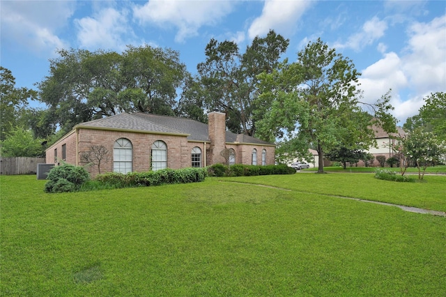 view of front facade with a front lawn