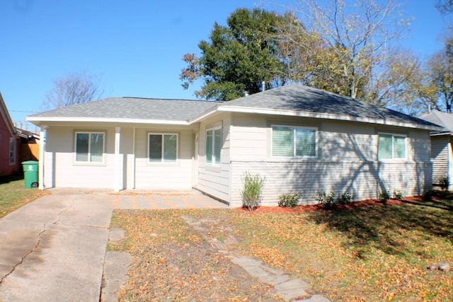 single story home featuring a front yard