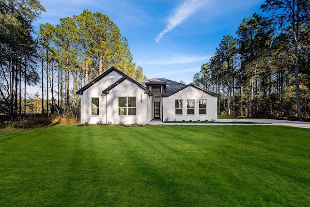 view of front facade featuring a front lawn