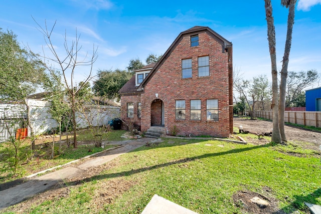 view of front of property featuring a front lawn