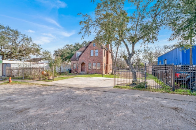 view of front of home featuring a front lawn