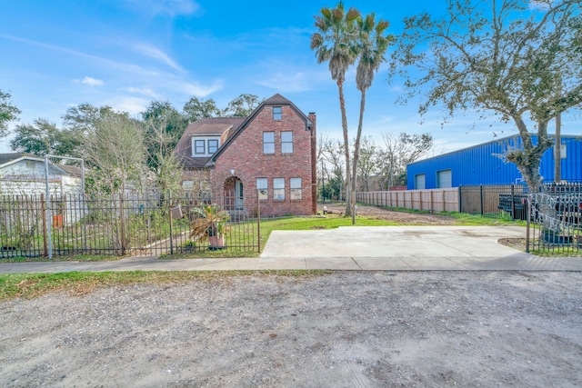 view of front facade with a front yard