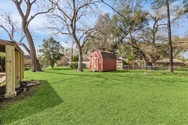 view of yard featuring a storage shed