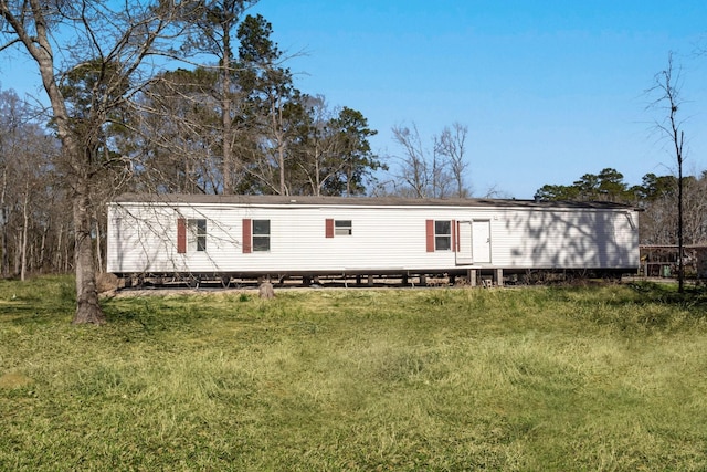 view of front of property featuring a front lawn