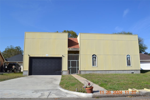 view of front of property with a front lawn