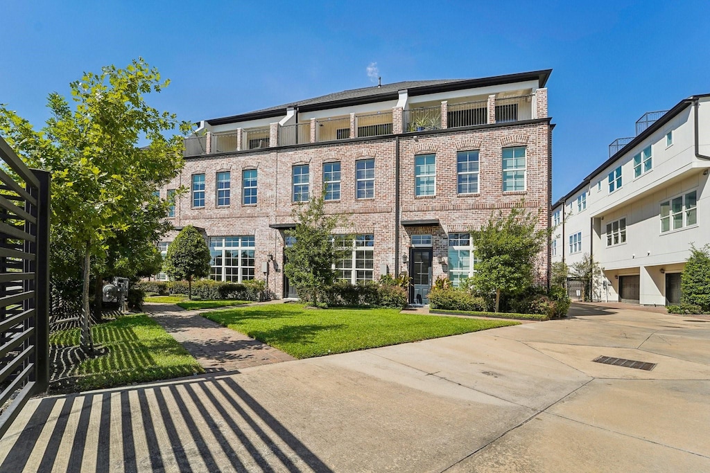 view of front of property with a front lawn