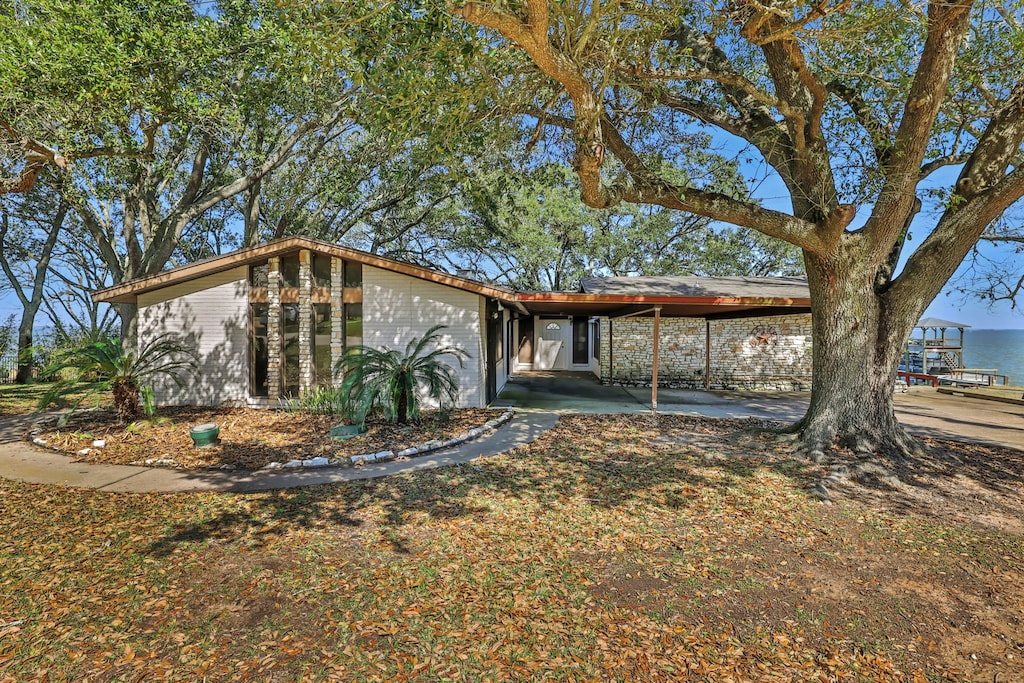 view of front facade featuring a carport