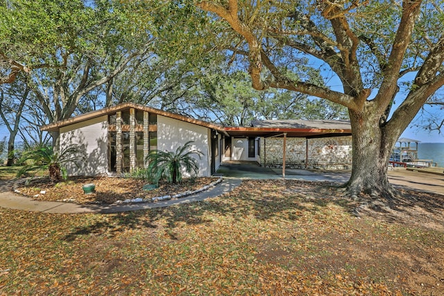 view of front facade featuring a carport