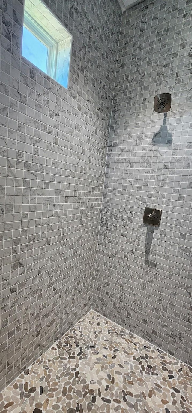 bathroom featuring a tile shower