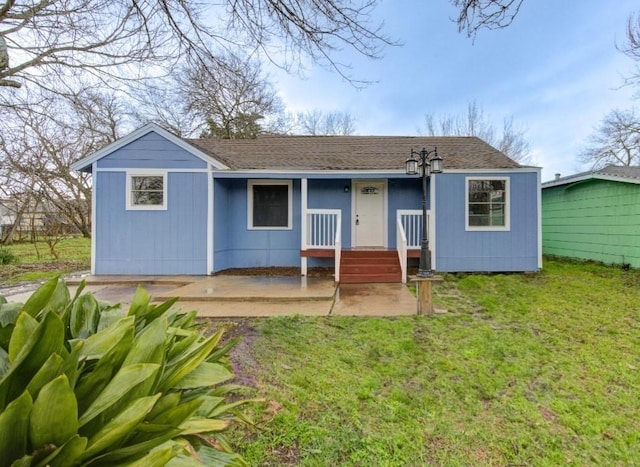 view of front of home featuring a front yard