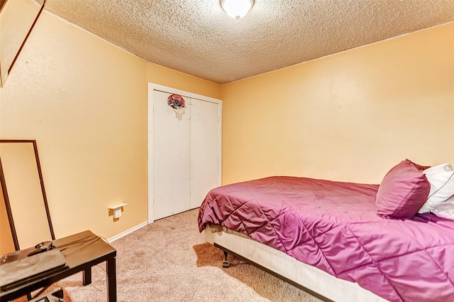 bedroom with carpet flooring, a textured ceiling, and a closet