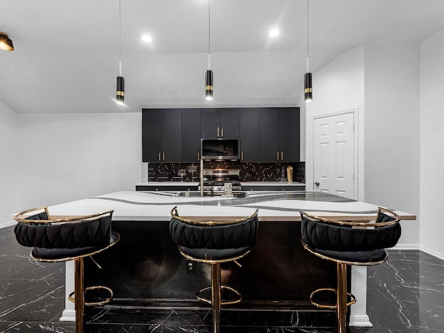 bar featuring sink, decorative backsplash, and pendant lighting