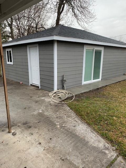 view of outbuilding featuring a yard