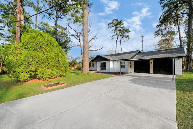 view of front facade featuring a front yard and a carport