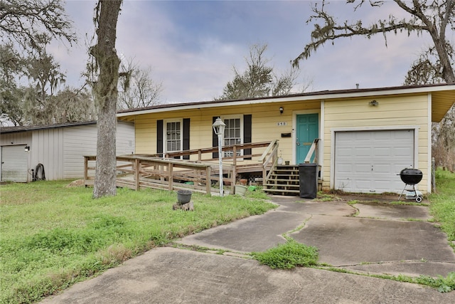 view of front facade featuring a front yard and a garage