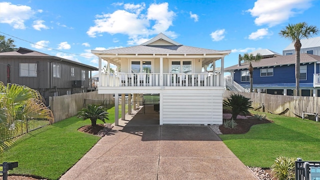 view of front facade featuring a front lawn, a carport, and a porch