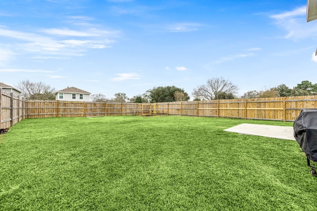 view of yard featuring a patio