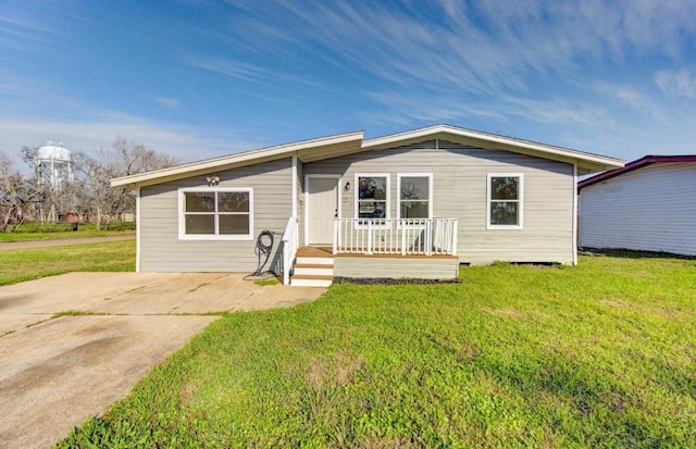 view of front of home featuring a front lawn